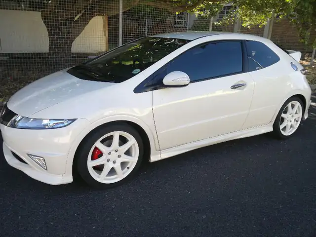 White Honda Civic Type R