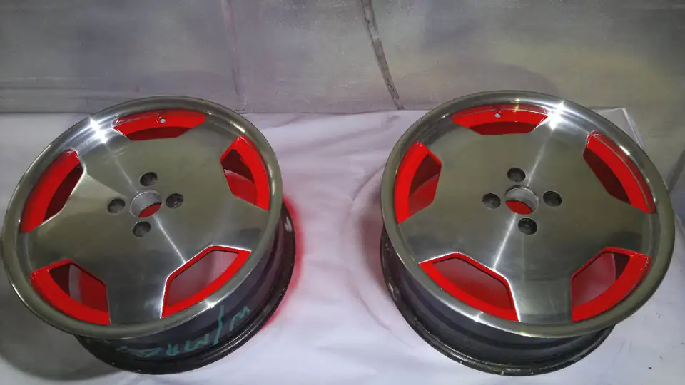 Mag wheels with red colour-coded centres